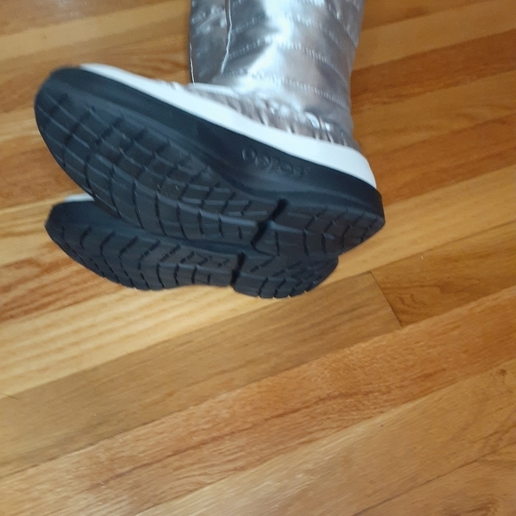 Oofos Women's OOmg BOOTS Size W 5 Metallic  Sliver Oofos - Picture 7 of 7